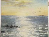 tableau représentant un coucher de soleil sur l'océan, avec des mouettes volant au-dessus