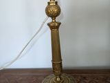 une lampe posée sur une table et munie d'un cordon