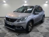 la voiture argentée est garée dans le garage sur un sol en damier