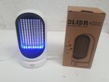 une table blanche sur laquelle se trouvent une boîte et une lumière bleue