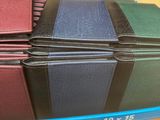 une boîte contenant des portefeuilles de toutes les couleurs