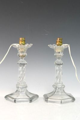 PORTIEUX Paire de flambeaux en cristal moulé.