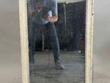 un homme se prenant en photo dans un miroir