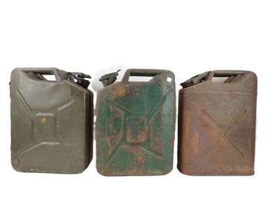 trois jerrycans sont alignés les uns à côté des autres sur un fond blanc