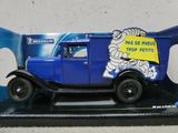 un petit camion jouet bleu avec une pancarte à l'arrière