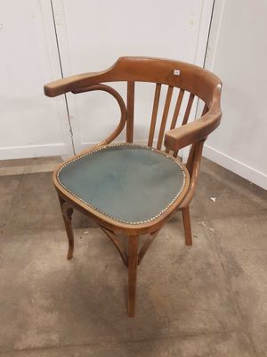 une chaise en bois avec une assise verte dans une pièce