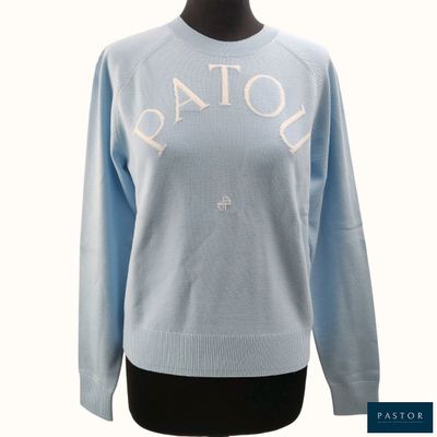 un gros plan sur un pull porté par un mannequin, un mannequin, un mannequin, un mannequin, un mannequin, un mannequin, un mannequin, un mannequin