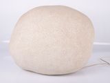 une grosse boule blanche posée sur une surface blanche