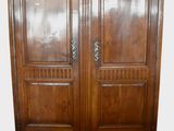 une image représentant une armoire en bois avec deux portes de chaque côté