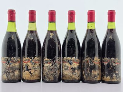 six bouteilles de vin sont alignées dans une rangée