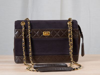 CHANEL circa 1985 Sac en jersey et cuir matelassé marron, po…