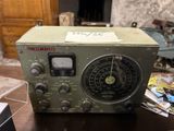 une vieille radio posée sur une table en bois dans un salon