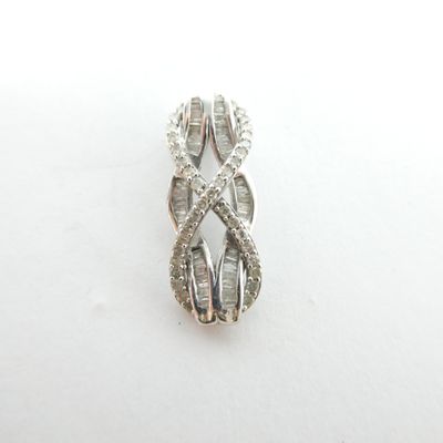 gros plan d'une bague en diamant sur une surface blanche