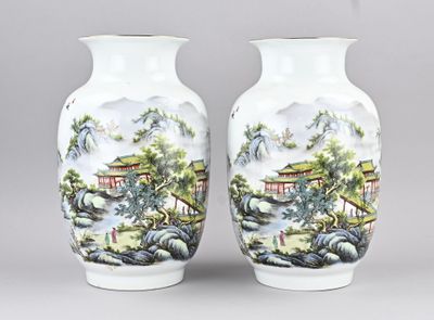 deux vases blancs ornés de motifs asiatiques, placés l'un à côté de l'autre