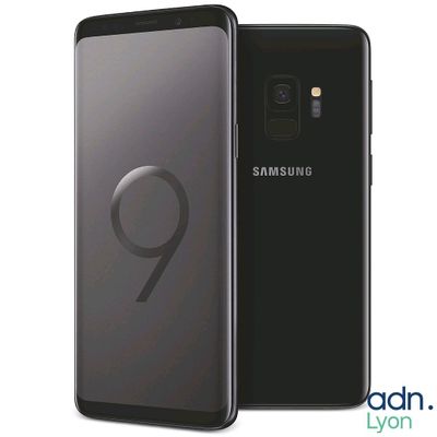 On voit un Samsung S9 noir à côté de l'arrière du téléphone