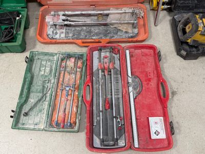 de nombreux outils différents rangés dans une mallette posée par terre