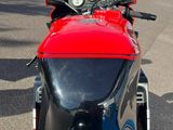 une moto rouge garée sur le bord de la route