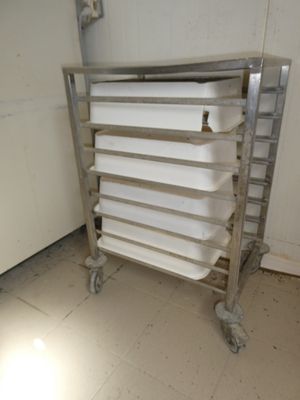 une photo d'un support à plateaux dans une cuisine