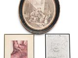 deux photos encadrées représentant des personnes et un dessin sur un mur