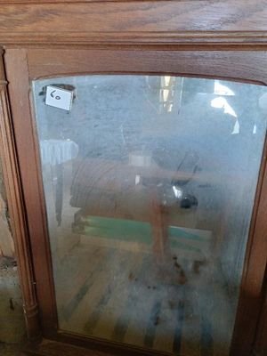 un petit téléviseur posé sur une table en bois