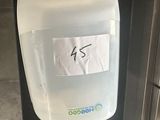 un distributeur d'eau avec une pancarte sur le côté
