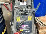 une photo d'une machine à laver les voitures dans un garage