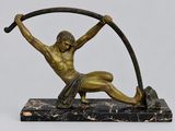 une image représentant une statue en bronze d'un homme tenant une perche