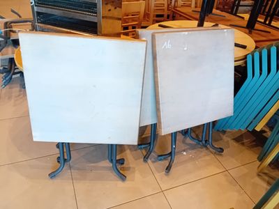 two chairs and a table in the middle of a room