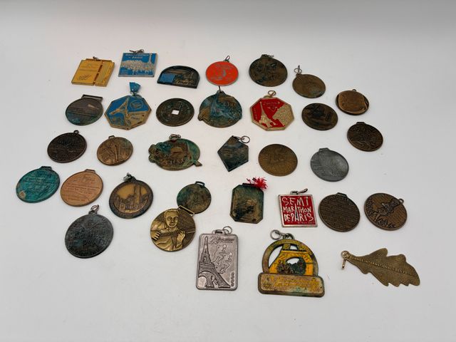 Lot de médailles de souvenir. En l’état 
