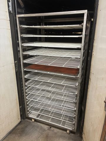 Deux échelles aluminium 15 niveaux et 18 niveaux. Frais en sus 14...