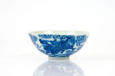 un bol bleu et blanc orné d'un dragon