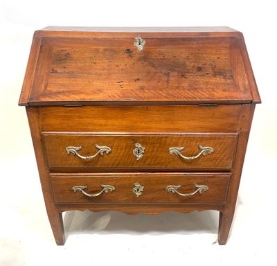 une vieille commode en bois avec un tiroir sur le dessus