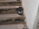 de nombreuses lanternes sur les marches d'un immeuble