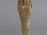 une statue égyptienne antique représentant un pharaon
