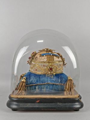 un dôme en verre surmonté d'une couronne dorée