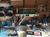 une machine posée sur une table