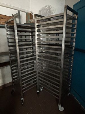 de nombreux plateaux de nourriture posés sur une étagère