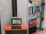 une photo d'un homme travaillant sur un ordinateur portable dans un garage