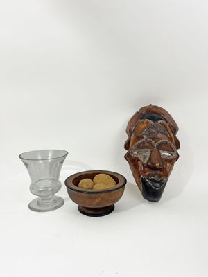 Lot composé d'une coupe en bois naturel sculpté, un photopho…