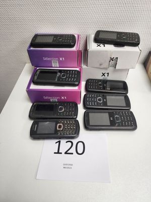 Plusieurs téléphones portables sont posés sur une table, accompagnés d'une étiquette de prix