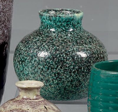 trois vases posés sur une table en verre