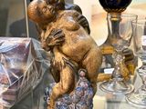 une table en verre sur laquelle se trouvent des vases et une statue