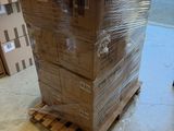 une grande pile de cartons sur une palette dans un entrepôt