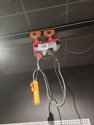 une lampe suspendue au plafond de la pièce
