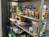 une cuisine équipée d'un réfrigérateur et d'étagères remplies de provisions