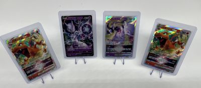quatre cartes à collectionner Pokémon différentes, présentées dans des pochettes en plastique