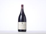 une bouteille de vin rouge posée sur une table