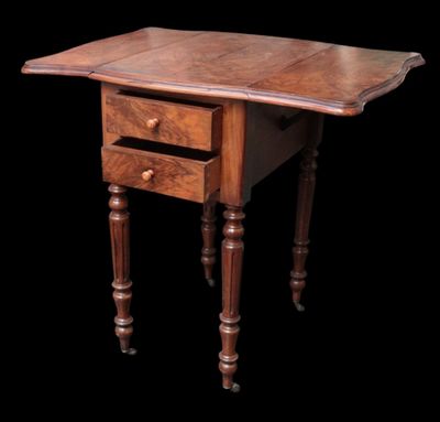 une vieille table en bois avec deux tiroirs et un tiroir en dessous