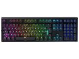 un gros plan d'un clavier sur fond blanc