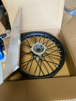 Important stock de pièces sur désignation, pour 2 roues de t…